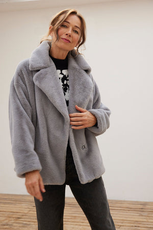 Jakke Rita Grey Short Faux Fur Coat | New In Coats – The Bias Cut
